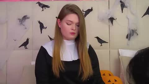 Snapshot of crystallyons chatting on 10.31.25 Crystal online show from 10.31.25