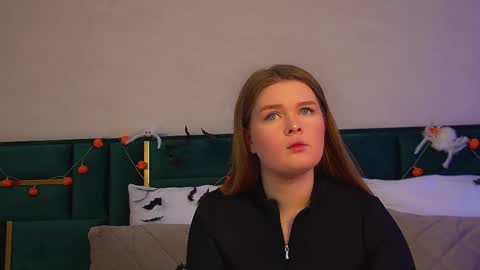 Snapshot of crystallyons chatting on 11.01.25 Crystal online show from 11.01.25