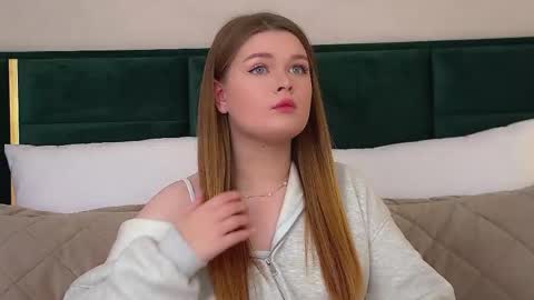 Snapshot of crystallyons chatting on 11.10.25 Crystal online show from 11.10.25