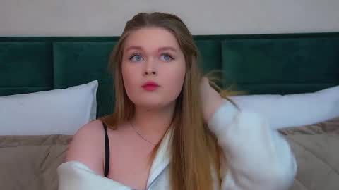 Snapshot of crystallyons chatting on 11.17.25 Crystal online show from 11.17.25