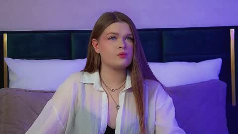 Snapshot of crystallyons chatting on 11.23.25 Crystal online show from 11.23.25