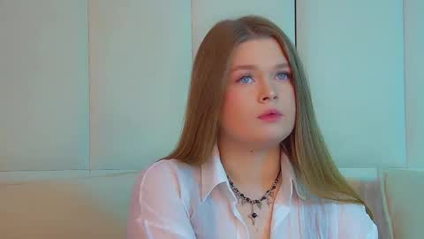 Snapshot of crystallyons chatting on 11.29.25 Crystal online show from 11.29.25