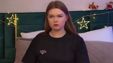 Snapshot of crystallyons chatting on 12.18.25 Crystal online show from 12.18.25