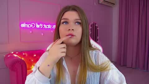 Snapshot of crystallyons chatting on 12.19.25 Crystal online show from 12.19.25