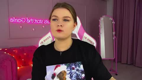 Snapshot of crystallyons chatting on 12.21.25 Crystal online show from 12.21.25