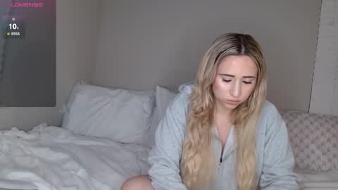 Snapshot of crystalstarlet chatting on 10.21.25 Nikki online show from 10.21.25