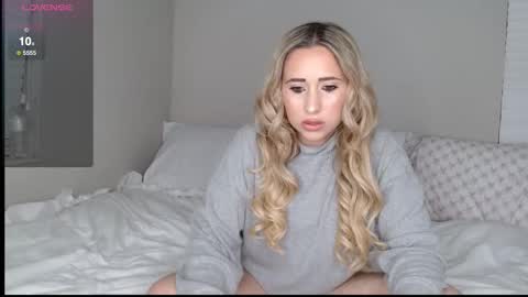 Snapshot of crystalstarlet chatting on 10.27.25 Nikki online show from 10.27.25