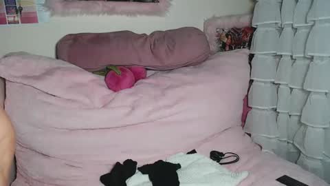 Snapshot of crystalsweet2000 chatting on 12.04.25 MissCrystal online show from 12.04.25