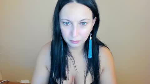 Snapshot of cuckqueenxxl chatting on 09.12.25 HELEN online show from 09.12.25