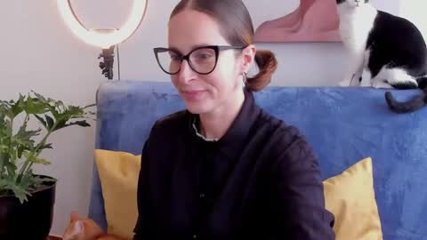 Snapshot of cuddlingbunnny chatting on 05.09.26 Leonela online show from 05.09.26