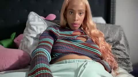 Snapshot of cum2charmxx chatting on 02.18.26 cum2charmxx online show from 02.18.26