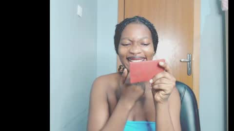 Snapshot of cumebony_petit chatting on 05.18.26 cumebony_petit online show from 05.18.26