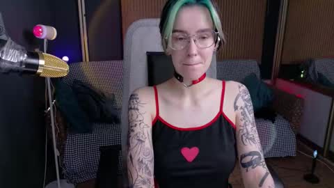 Snapshot of cumpotikeve chatting on 09.25.25 CUMpotikEve online show from 09.25.25