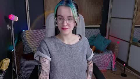 Snapshot of cumpotikeve chatting on 10.13.25 CUMpotikEve online show from 10.13.25