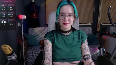 Snapshot of cumpotikeve chatting on 10.18.25 CUMpotikEve online show from 10.18.25