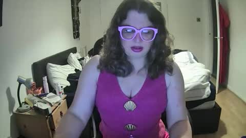 Snapshot of curleyshirley chatting on 10.16.25 Shirley online show from 10.16.25