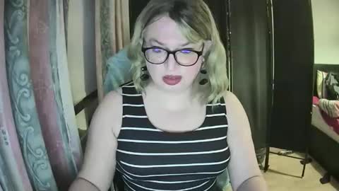Snapshot of curleyshirley chatting on 04.17.26 Shirley online show from 04.17.26