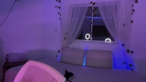 Snapshot of curls_emma chatting on 02.06.25 Emma online show from 02.06.25