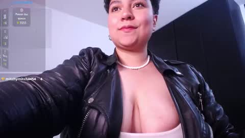 Snapshot of curly_cam_queen chatting on 12.12.24 Bruna online show from 12.12.24