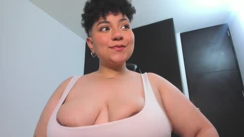 Snapshot of curly_cam_queen chatting on 01.16.25 Bruna online show from 01.16.25