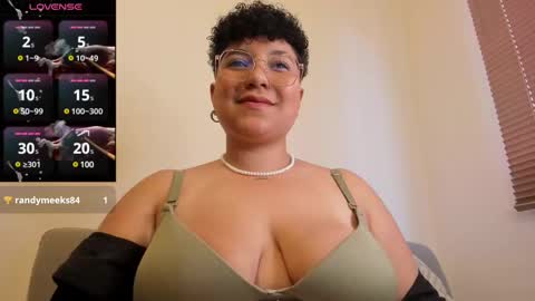 Snapshot of curly_cam_queen chatting on 03.03.25 Bruna online show from 03.03.25