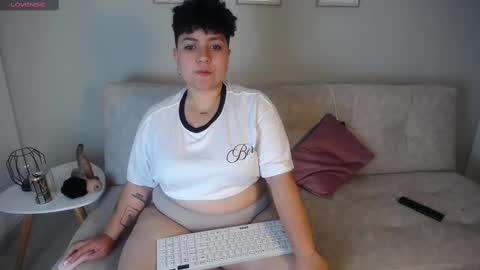 Snapshot of curly_cam_queen chatting on 09.27.25 Bruna online show from 09.27.25