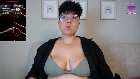 Snapshot of curly_cam_queen chatting on 10.01.25 Bruna online show from 10.01.25