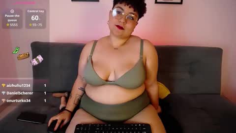 Snapshot of curly_cam_queen chatting on 01.09.26 Bruna online show from 01.09.26
