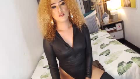 Snapshot of curlysmith chatting on 01.26.25 chantel online show from 01.26.25