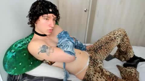 Snapshot of curlyytwink chatting on 05.13.26 Noah online show from 05.13.26