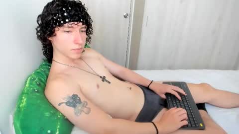 Snapshot of curlyytwink chatting on 05.15.26 Noah online show from 05.15.26
