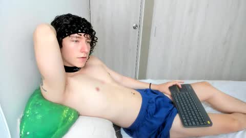Snapshot of curlyytwink chatting on 05.23.26 Noah online show from 05.23.26