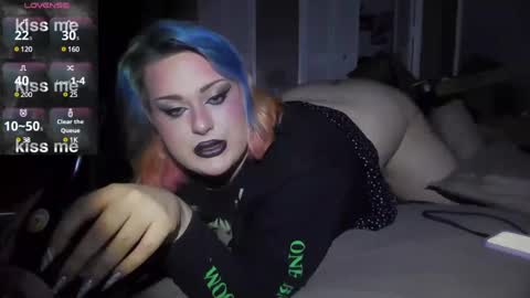 Snapshot of curvygothfemboy chatting on 01.01.25 Curvygothfemboy online show from 01.01.25