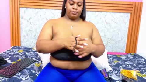 Snapshot of curvyhomebebe chatting on 12.16.25 curvyhomebebe online show from 12.16.25