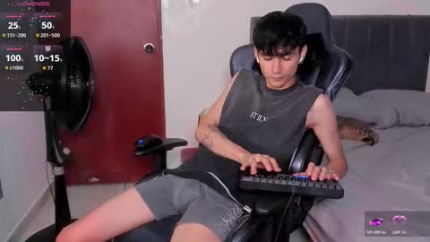 Snapshot of cute_diego_ chatting on 12.17.25 Diego online show from 12.17.25