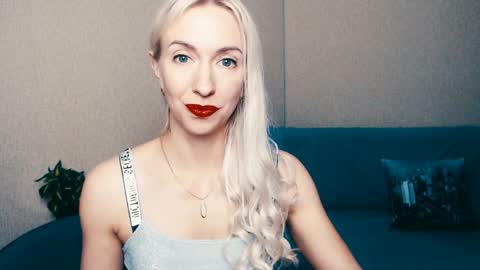 Snapshot of cute_smile_shy chatting on 12.28.24 cute_smile_shy online show from 12.28.24