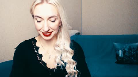 Snapshot of cute_smile_shy chatting on 01.11.25 cute_smile_shy online show from 01.11.25