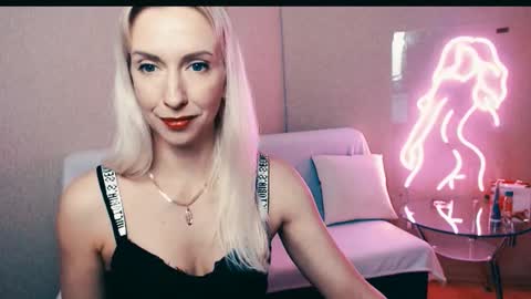 Snapshot of cute_smile_shy chatting on 11.04.25 cute_smile_shy online show from 11.04.25