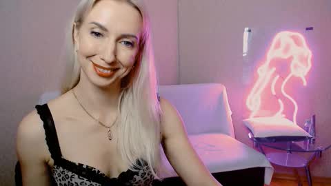 Snapshot of cute_smile_shy chatting on 11.27.25 cute_smile_shy online show from 11.27.25