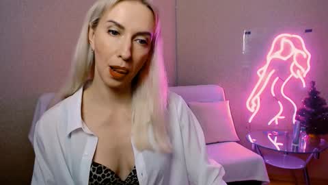 Snapshot of cute_smile_shy chatting on 12.13.25 cute_smile_shy online show from 12.13.25