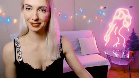 Snapshot of cute_smile_shy chatting on 12.18.25 cute_smile_shy online show from 12.18.25