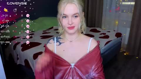 Snapshot of cute_summer_breathe chatting on 02.28.25 Sue online show from 02.28.25
