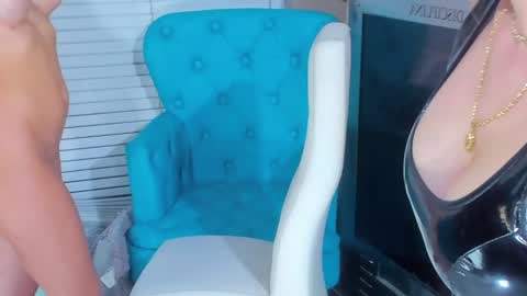 WANNA SEE MORE OF TWINS              online show from 02.05.25