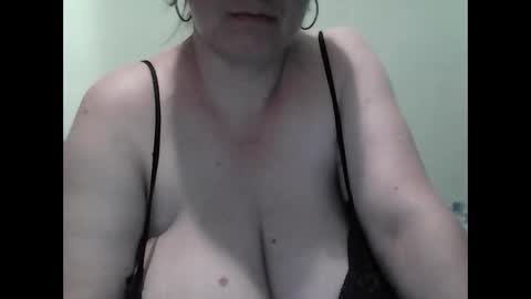 Snapshot of cutejessytom chatting on 10.22.25 Jessy online show from 10.22.25