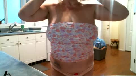 Snapshot of cutenlittle28 chatting on 01.30.25 CuteNlil online show from 01.30.25