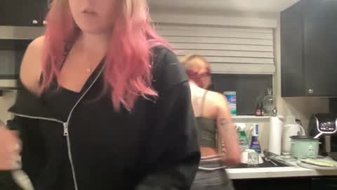 Snapshot of cutey_kiwi chatting on 10.09.25 Cutey kiwi online show from 10.09.25