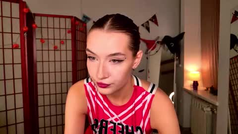 Snapshot of cutiewuwu chatting on 10.30.25 Vivienne online show from 10.30.25