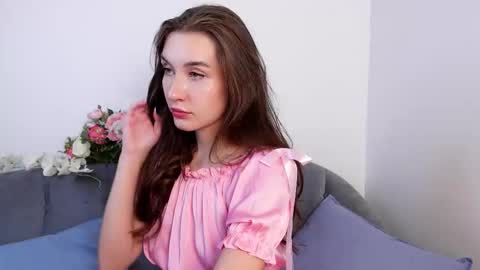 Snapshot of cutiewuwu chatting on 12.04.25 Vivienne online show from 12.04.25