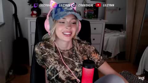 Snapshot of cymaishere chatting on 10.13.25 cymaishere online show from 10.13.25