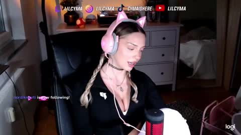 Snapshot of cymaishere chatting on 10.26.25 cymaishere online show from 10.26.25